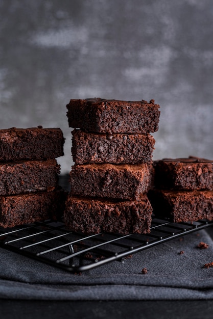 Vista frontale dei brownies sulla griglia di raffreddamento con un panno