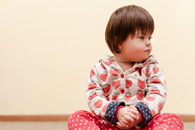 Vista frontale del bambino con sindrome di down e copia spazio