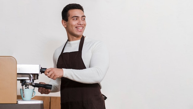 Vista frontale del barista con spazio di copia