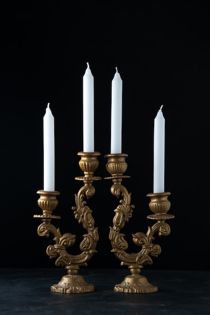 Vista frontale del candeliere elegante con candele su una superficie scura