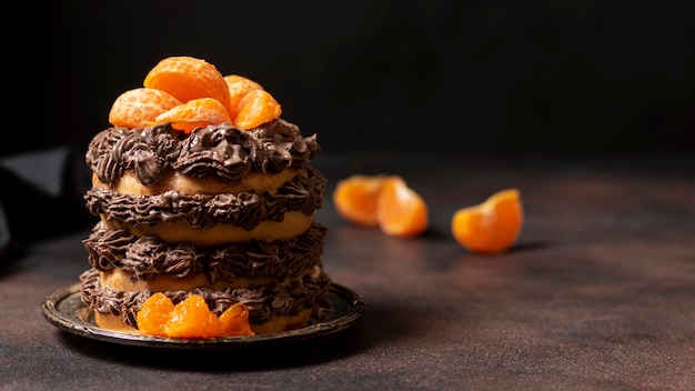 Vista frontale del delizioso concetto di torta al cioccolato