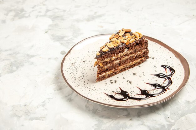 Vista frontale deliziosa fetta di torta all'interno della piastra su sfondo bianco dessert dolce biscotto gelato torta torta biscotti tè