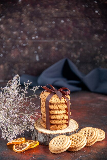 vista frontale deliziosi biscotti dolci legati con fiocco su sfondo scuro dolce torta da tè orizzontale torta biscotti zucchero