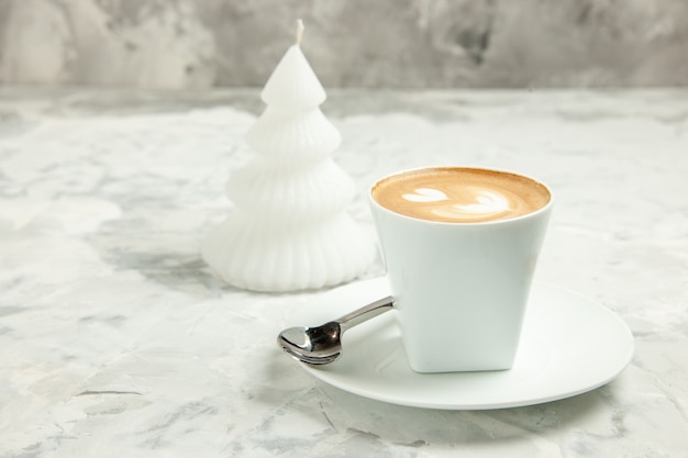 vista frontale delizioso cappuccino tazza di caffè su sfondo bianco dessert tè biscotto torta biscotto americano espresso dolce