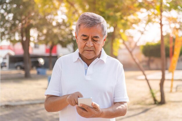 Vista frontale dell'uomo adulto anziano che controlla le sue condizioni fisiche sul concetto di app di assistenza sanitaria per smartphone