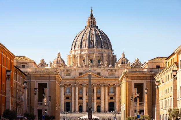 Vista frontale della basilica di San Pietro a Città del Vaticano.