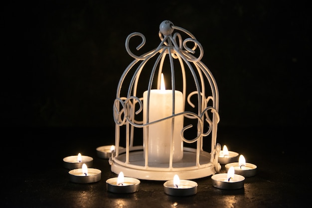 Vista frontale della candela accesa nella lampada come memoria per i caduti sulla superficie scura