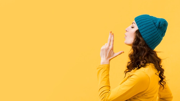 Vista frontale della donna con lo spazio della copia