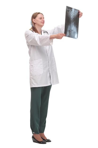 Vista frontale della dottoressa che indossa uno stetoscopio e occhiali guardando una radiografia. Concetto di assistenza medica