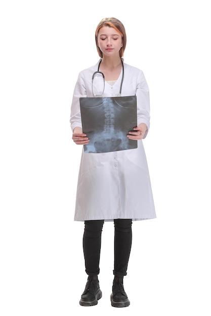 Vista frontale della dottoressa che indossa uno stetoscopio guardando una radiografia