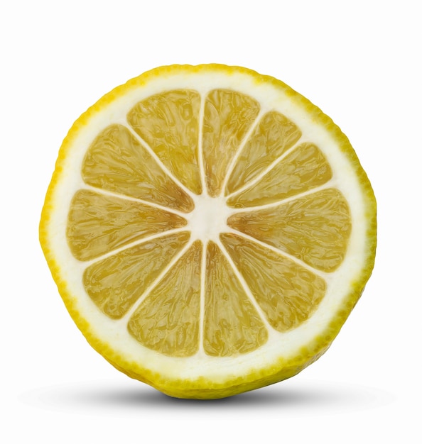 Vista frontale della fetta del limone isolata su bianco