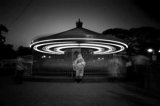 Vista frontale della fotografia della casa di illuminazione in bianco e nero