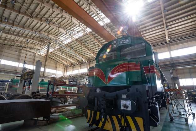 vista frontale della locomotiva verde