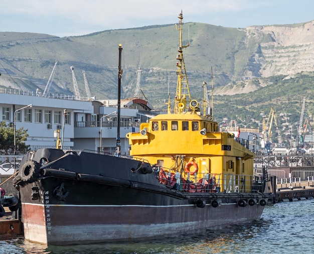 Vista frontale della nave antinquinamento Chiatta per il recupero dell'olio