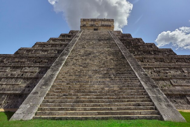 Vista frontale della scalinata e delle decorazioni della Piramide del complesso archeologico di Chichen Itza