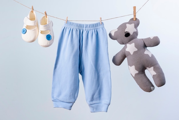 Vista frontale di accessori per bambini piccoli carino