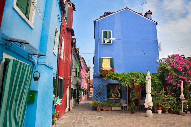 Vista frontale di Home Old European Houses in the street Italia