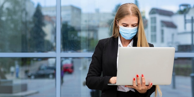 Vista frontale di lavoro durante il concetto covid