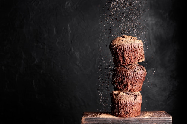 Vista frontale di muffin al cioccolato con spazio di copia