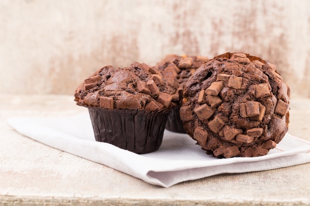 Vista frontale di muffin al cioccolato