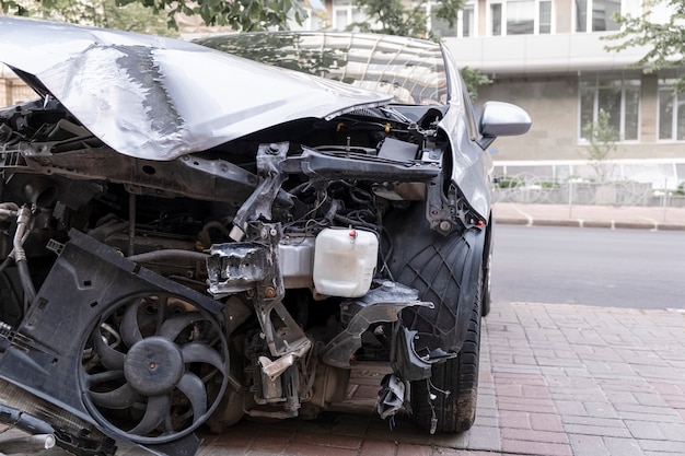 Vista frontale di un'auto distrutta