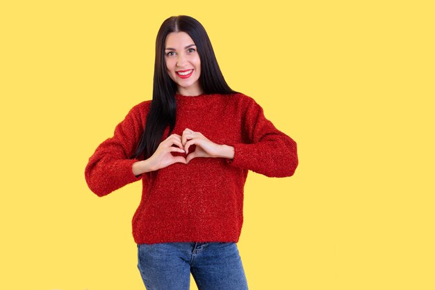 Vista frontale di una bella donna in posa con lo spazio della copia