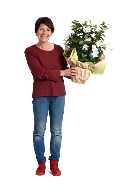 Vista frontale di una donna con un mazzo di fiori su sfondo bianco