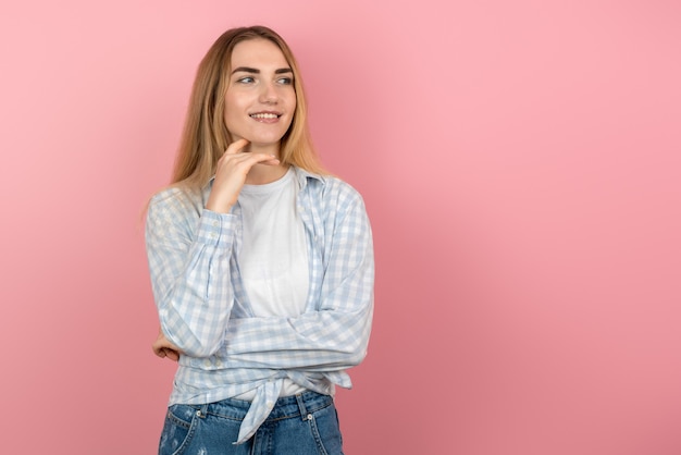 Vista frontale di una donna graziosa pensierosa