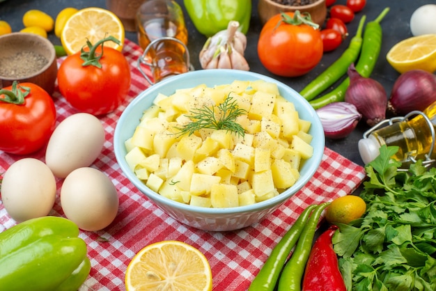 Vista frontale fette di cavolo cotto con verdure fresche e verdure su sfondo scuro pranzo cibo salute pasta pasto colore snack salad