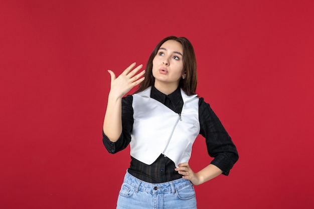 vista frontale giovane cameriera in uniforme che soffre di calore su sfondo rosso colore lavoro lavoro ristorante cena piatto cafe sera lavoratore