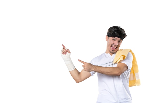 vista frontale giovane maschio con bendaggio sulla sua mano ferita su sfondo bianco dieta sport dolore stile di vita lesioni atleta palestra ospedale body