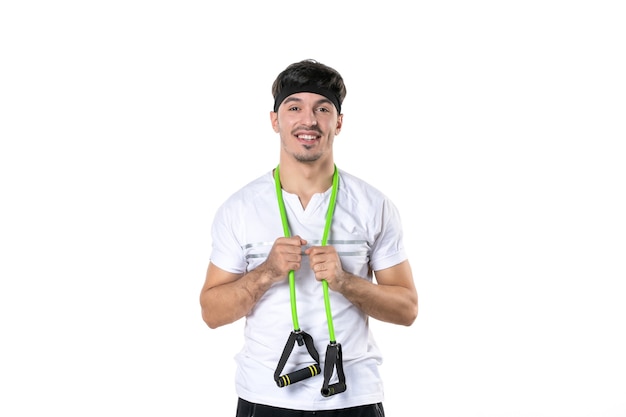 vista frontale giovane maschio con espansore su sfondo bianco in forma atleta palestra dieta corpo stile di vita regime ospedaliero workout