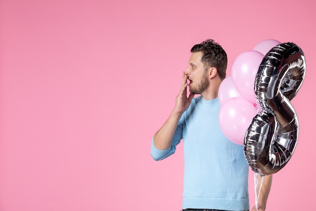 vista frontale giovane maschio con palloncini carini come marzo presente su sfondo rosa amore femminile giorno delle donne matrimonio sensuale uguaglianza data park