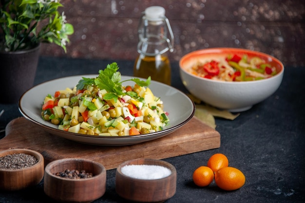 vista frontale gustosa insalata all'interno del piatto con condimenti sfondo scuro pasto salute cucina ristorante orizzontale dieta alimentare colori