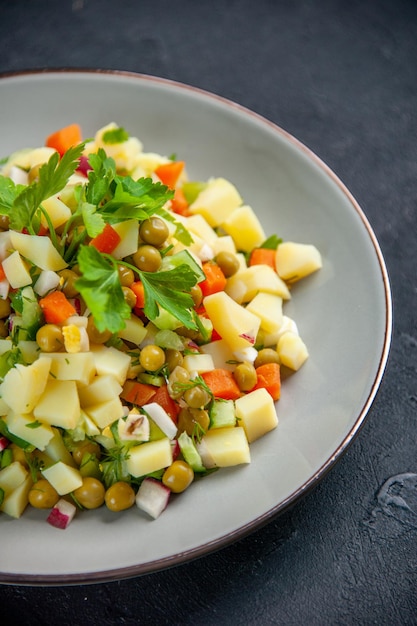 Vista frontale gustosa insalata composta da uova fagioli e patate all'interno della piastra sulla superficie scura cucina salute pranzo pane colore orizzontale pasto