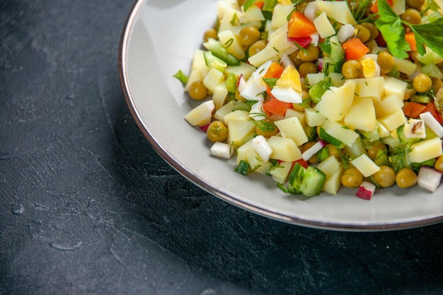 Vista frontale gustosa insalata composta da uova fagioli patate e carote su superficie scura cucina salute pranzo farina di pane colori orizzontale dieta alimentare