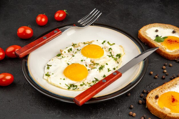vista frontale gustosi toast all'uovo con frittata su sfondo scuro bollire l'uovo pasto frittata di pane cibo colazione