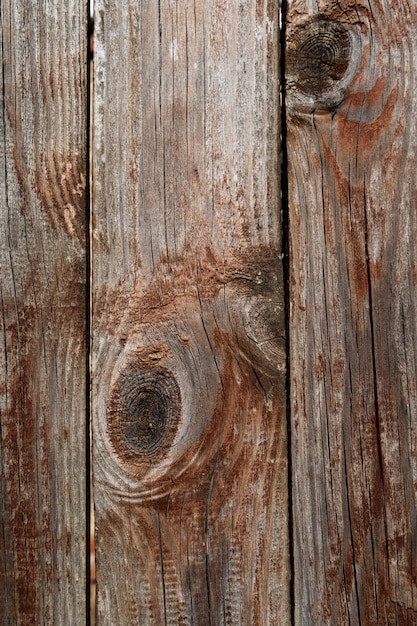 Vista frontale il vecchio grunge Legno marrone parete strutturata, all&#39;aperto, verticale.