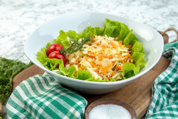 vista frontale insalata di pollo all'interno del piatto sulla superficie chiara