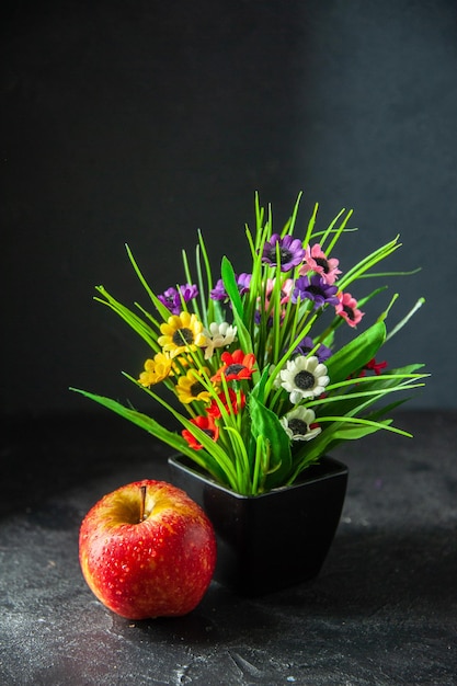 vista frontale mela rossa fresca con fiori sullo sfondo scuro foto colore albero maturo succo di pera fruttato