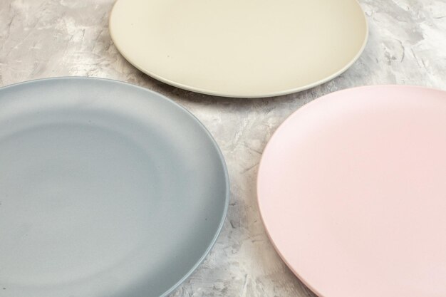 vista frontale piatti rotondi su superficie chiara colore alimentare cucina pasto vetro orizzontale signore