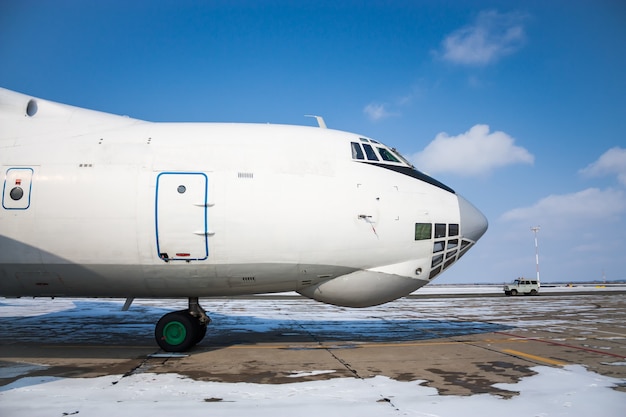 Vista frontale ravvicinata di un aereo cargo widebody in un freddo aeroporto invernale