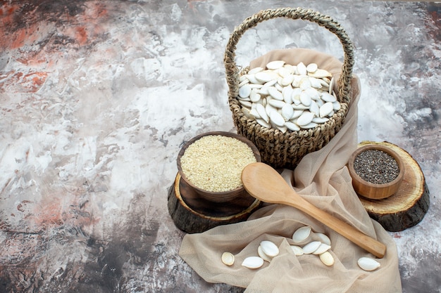 vista frontale semi bianchi con riso crudo su sfondo bianco foto di noci cippa di arachidi cucina vegetale