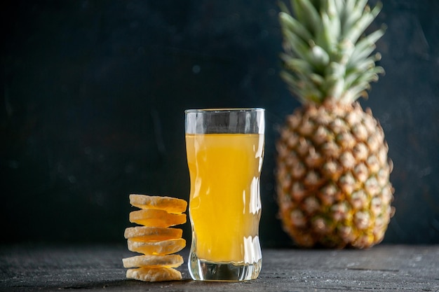 vista frontale succo di ananas fresco anelli di ananas secco ananas frutta su sfondo scuro con copia place