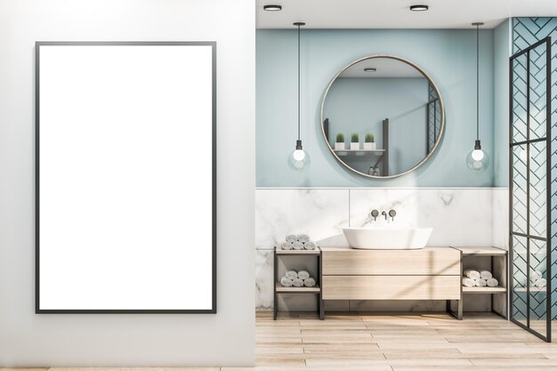 Vista frontale sul poster bianco vuoto in bagno soleggiato con cornice rotonda in legno specchio parete in marmo lampadine moderne mobile lavabo in legno e racconti a spina di pesce nella zona doccia 3D rendering mockup