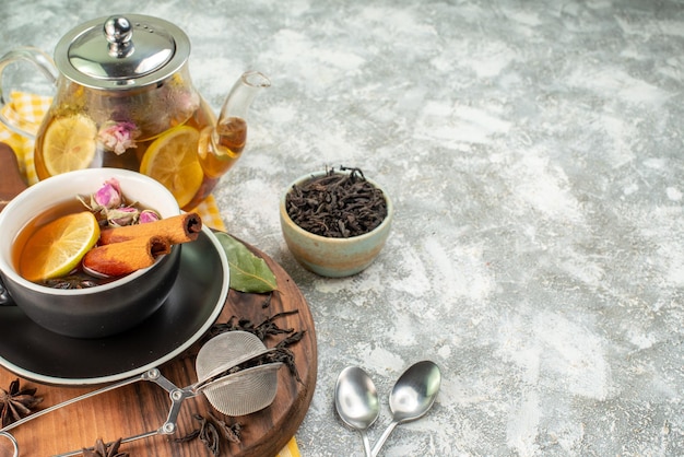 Vista frontale tazza di tè con limone su sfondo bianco cerimonia dei fiori cibo colazione mattina sapore frutta