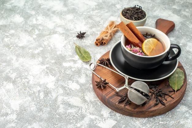 Vista frontale tazza di tè con limone su sfondo bianco cerimonia sapore colore mattina colazione cibo frutta fiore