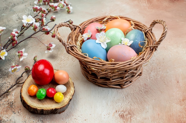 Vista frontale uova di pasqua colorate all'interno del cestello su sfondo marrone vacanza ornata di primavera orizzontale pasqua colorful