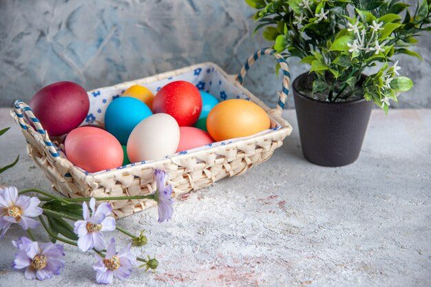 vista frontale uova di pasqua colorate con scatola dal design carino su sfondo bianco gruppo colori ornati colorati multi