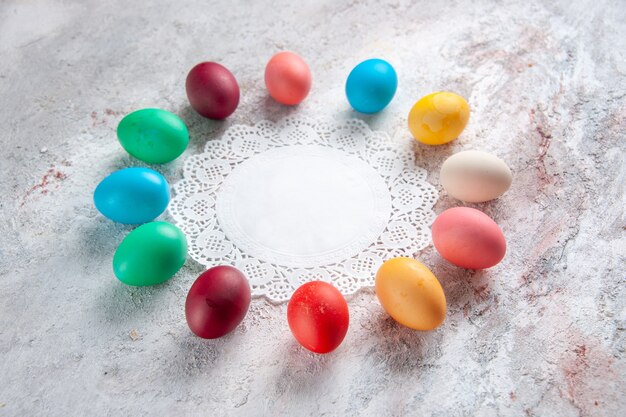 vista frontale uova di pasqua colorate su sfondo bianco gruppo colori ornati primaverili multi colorati